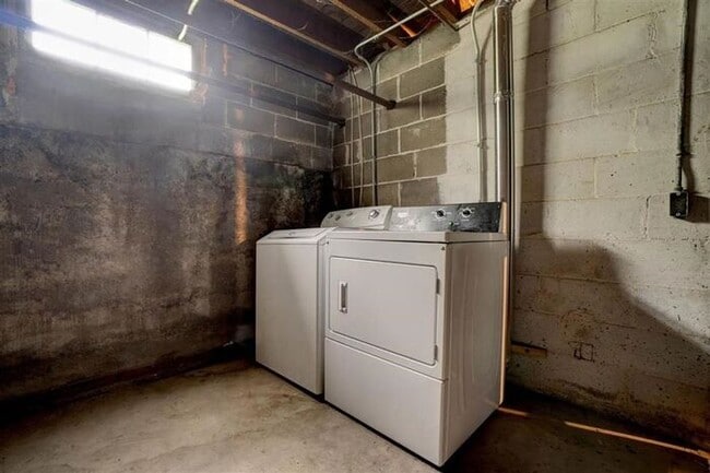 Building Photo - $1,100 | 2 Bedroom, 1 Bathroom 1st Floor Apartment | No Pets | Available for an Immediate Move In!