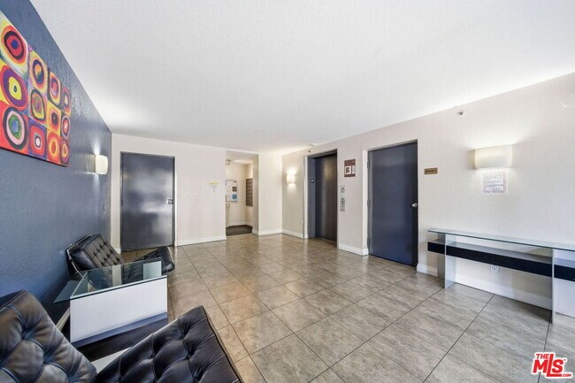 Building Photo - 5530 Owensmouth Ave