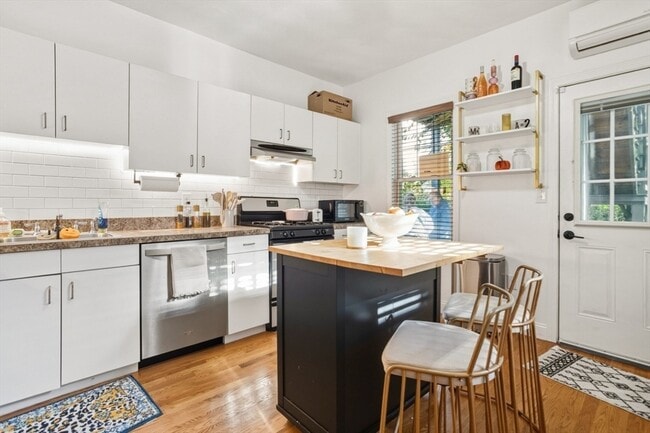 Building Photo - 171 Brooks St