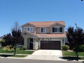 Building Photo - 5 bedrooms 3 baths and a bonus room loft