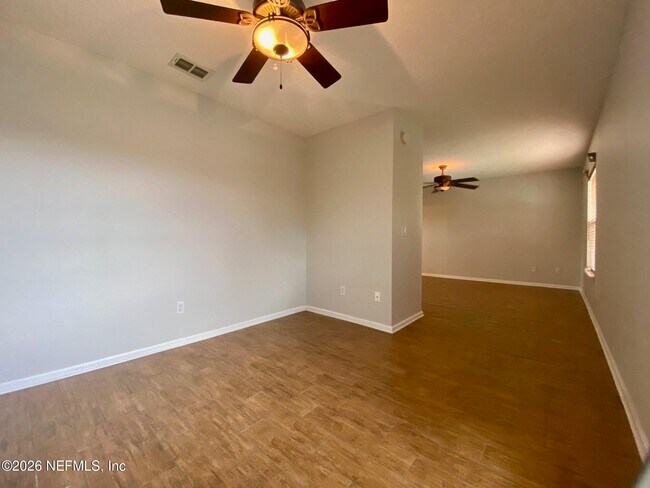 Building Photo - 1530 Vineland Cir