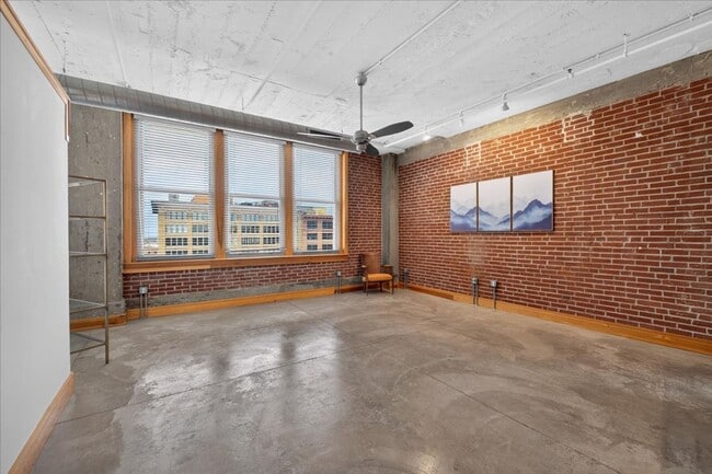 Building Photo - 1627 Locust St
