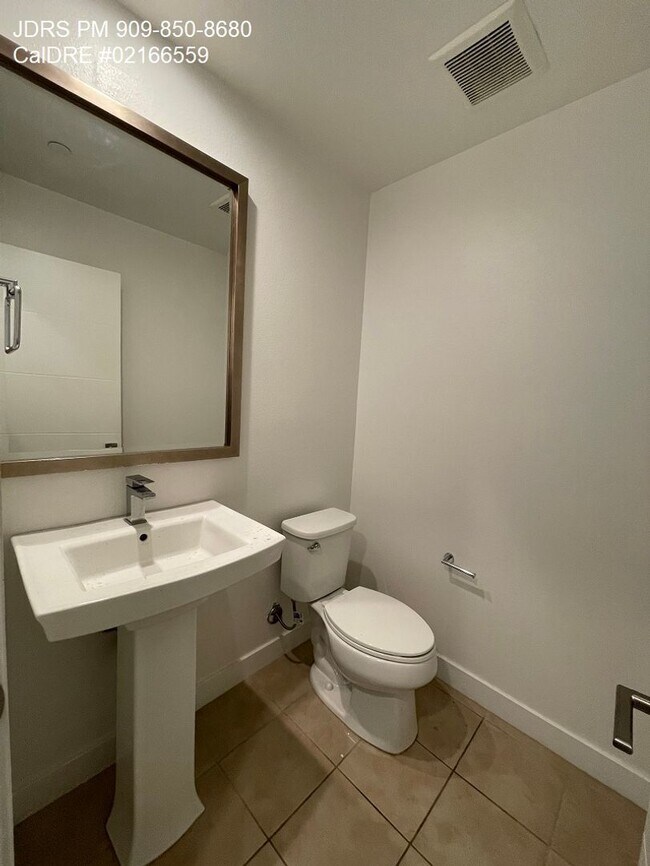 Building Photo - El Monte 2 Bedroom Townhome