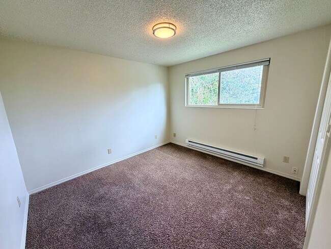 Building Photo - 1mo Free! Updated Top Floor 2-Bed with Was...