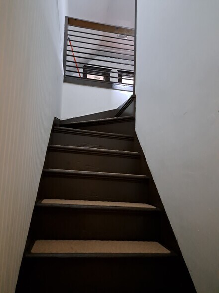 Building Photo - 261 Maple St