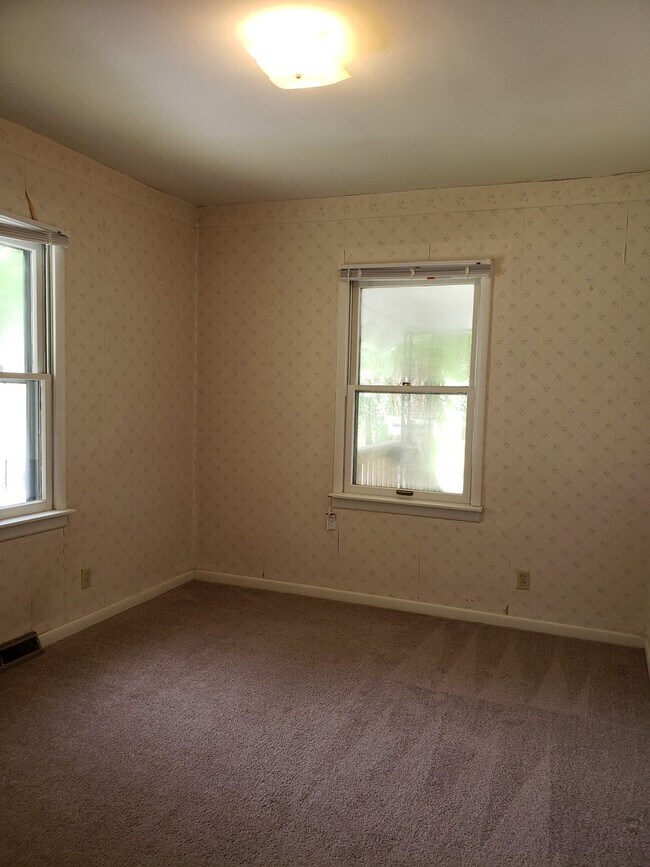 Building Photo - 3 bedroom, 2 bath Home: Available July 2026!