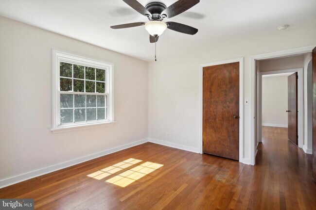 Building Photo - 10 Lloyd Ave