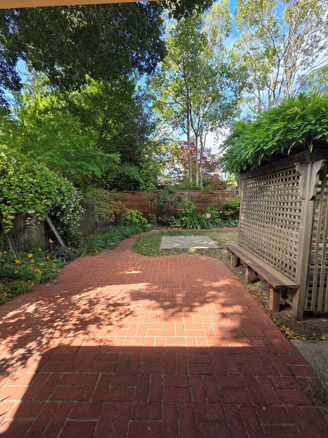Building Photo - West Side Petaluma Garden Gem - 1 bed 1 bath