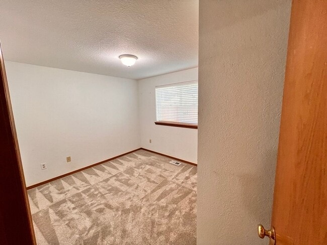 Building Photo - 3Bed 2Bath Single Level Avail. April 7th Move-In