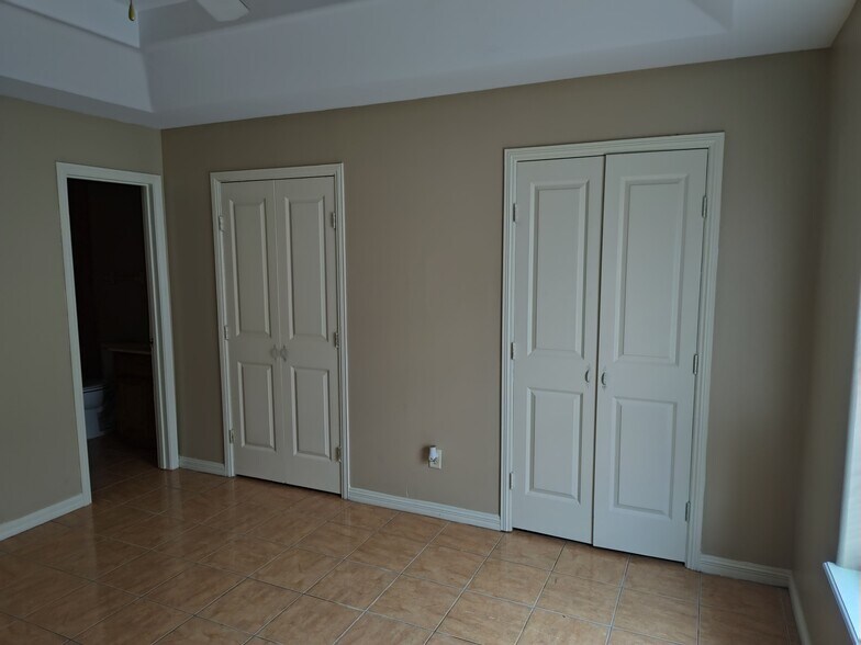 Building Photo - 2117 Aruba Dr