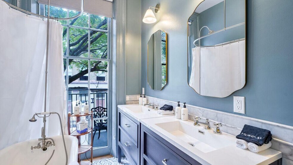 Building Photo - 604 Baronne St