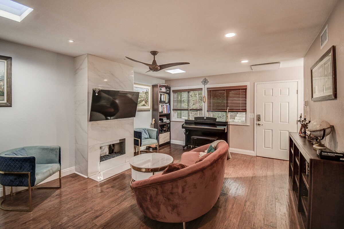 Building Photo - 11 Seamist Ct