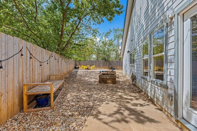 Building Photo - 906 Oleander Ln