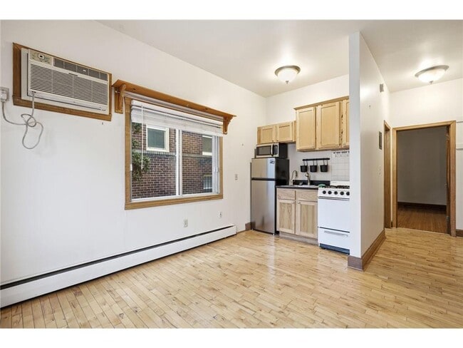 Building Photo - 1913 Emerson Ave S