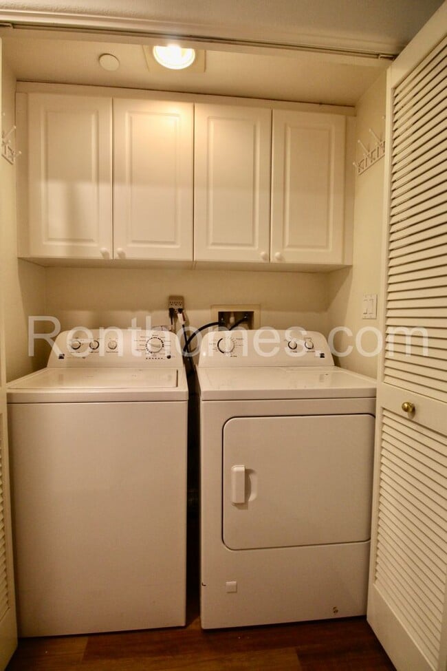 Building Photo - 10722 Sabre Hill Dr