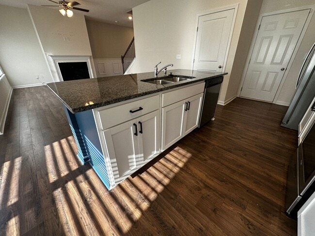 Building Photo - 4 bed/2.5 bath home - E Morristown