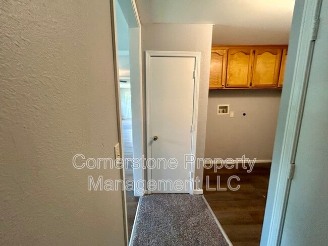 Building Photo - 8255 Lakeview Dr