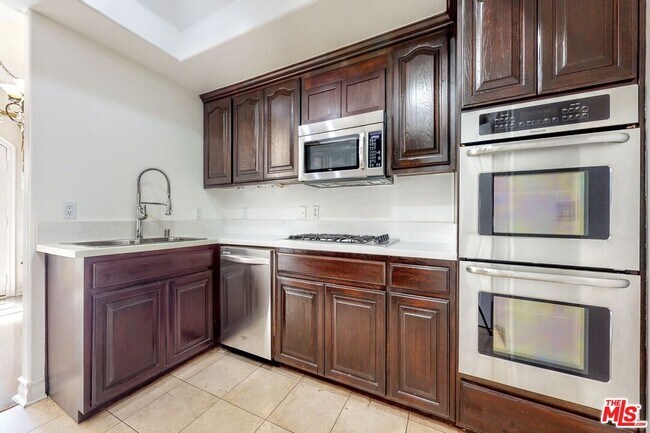 Building Photo - 353 S Reeves Dr