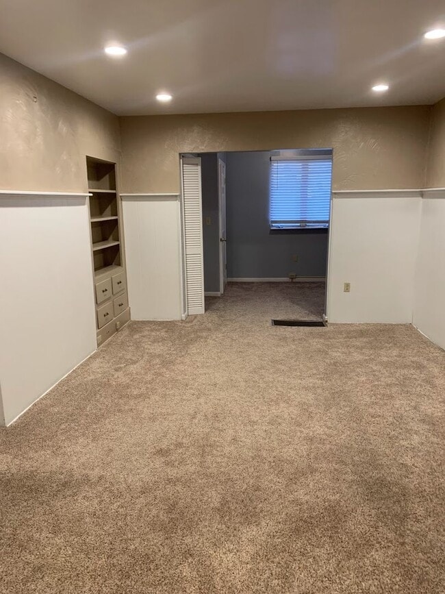 Building Photo - Beautiful Renovated 3/1.5 Home in Beechvie...