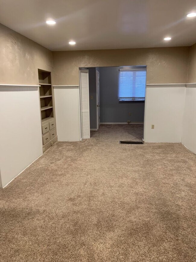 Building Photo - Beautiful Renovated 3/1.5 Home in Beechview - Available NOW