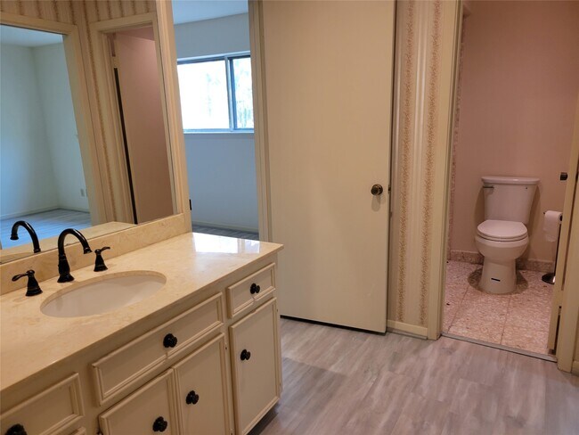 Building Photo - 406 Fox Briar Ln