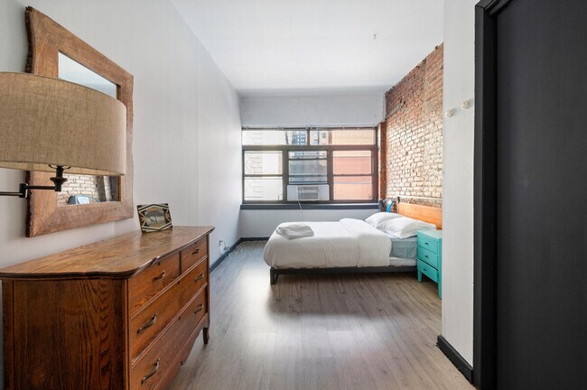 Building Photo - 301 W 31st St