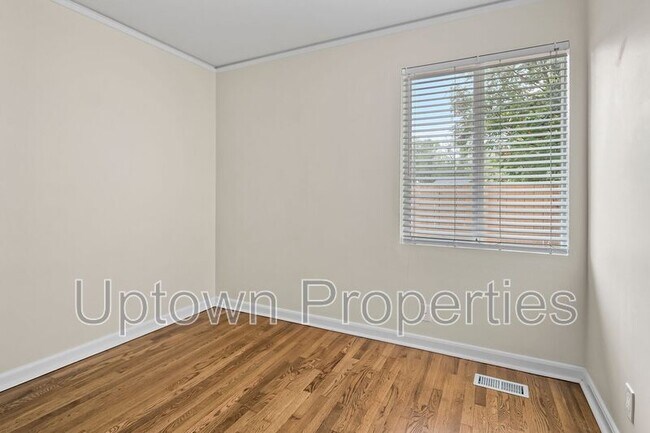 Building Photo - 9520 SW Cypress St