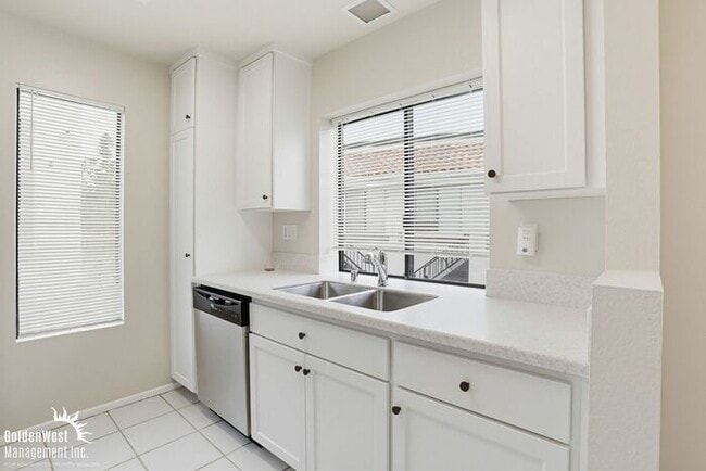 Building Photo - Charming 2Bdm 2Ba Condo with Private Balcony in Heart of Mira Mesa!