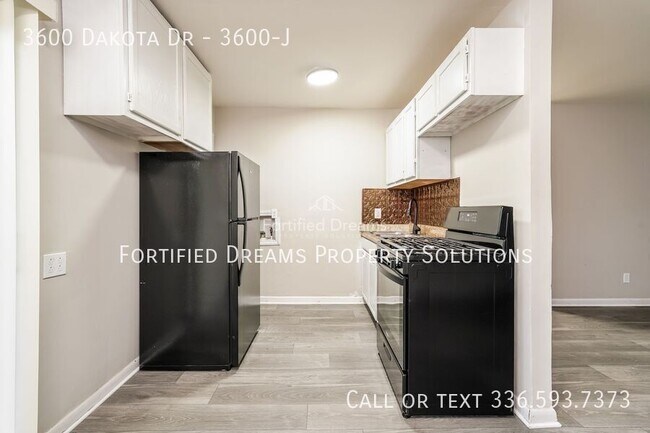 Building Photo - 3600 Dakota Dr