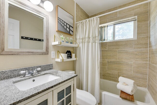 Building Photo - 310 Coral Dr SW
