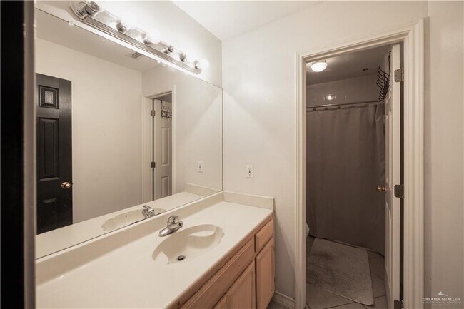Building Photo - 2401 Wisteria Ave