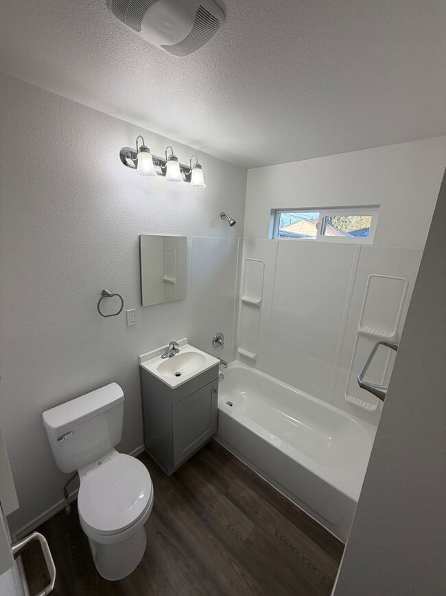 Building Photo - Newly Remodeled 2 Bedroom!