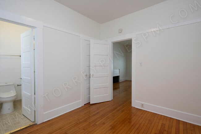 Building Photo - *MOVE-IN SPECIAL*  1 BR with AC in Bankers Hill with Onsite Laundry