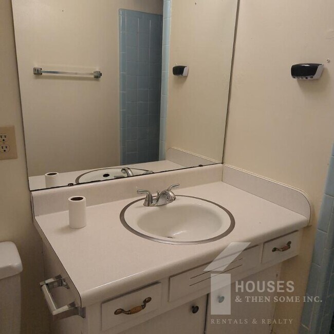 Building Photo - 123 Abbotsford Dr