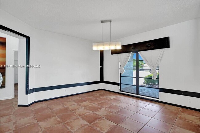 Building Photo - 16610 Royal Poinciana Ct