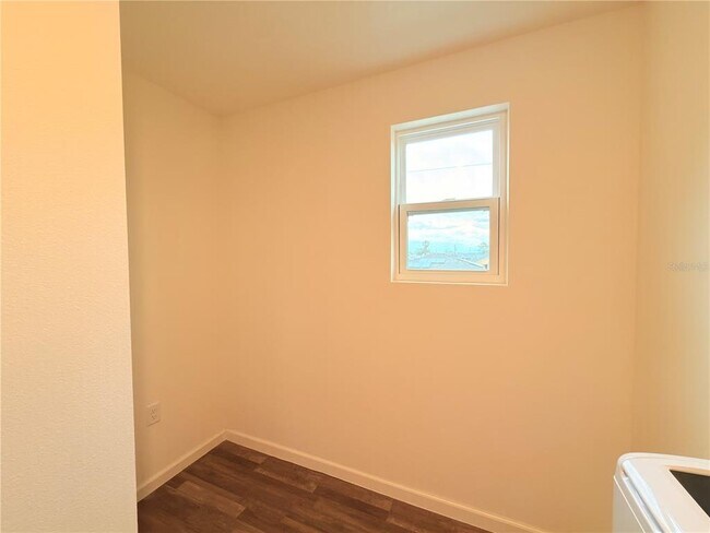 Building Photo - 733 James Ct