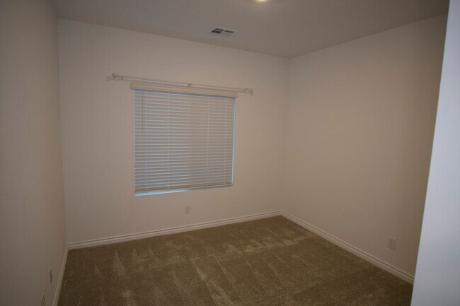 Building Photo - Spacious 2 Story Townhome!