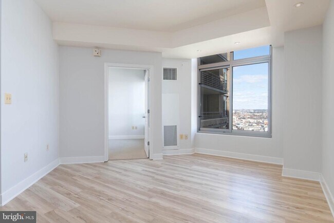 Building Photo - 675 S President St