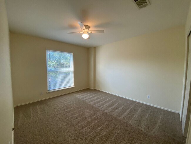 Building Photo - Spacious 4-Bedroom Home for Rent in Encino...