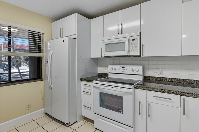 Building Photo - 434 Lakeview Dr