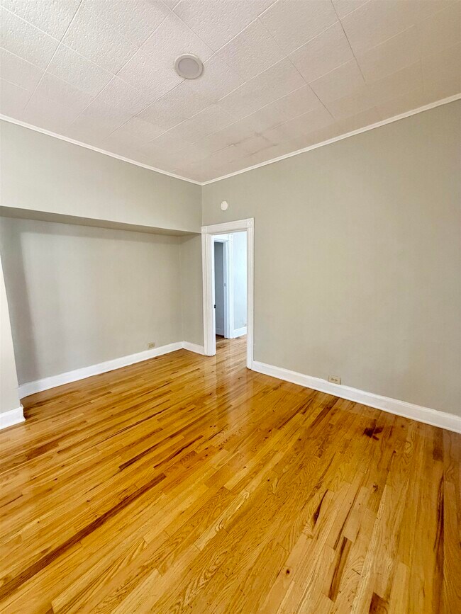 Building Photo - 212 Plainfield Ave