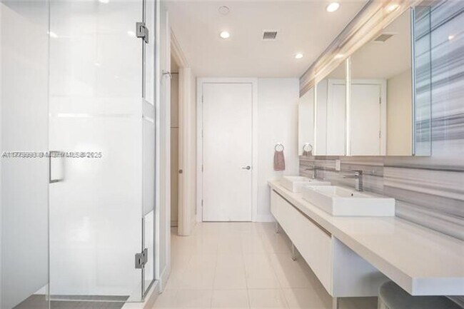 Building Photo - 1100 Biscayne Blvd