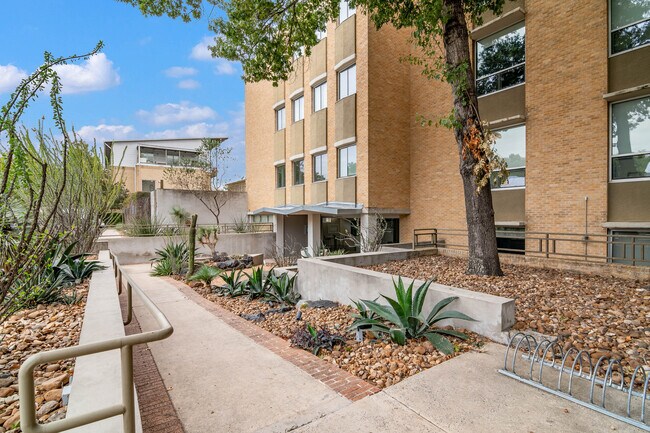 Building Photo - 1115 S Alamo St