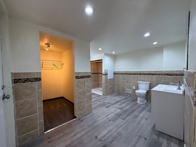 Building Photo - Updated 4BR / 2 Bath Home with off-street parking!
