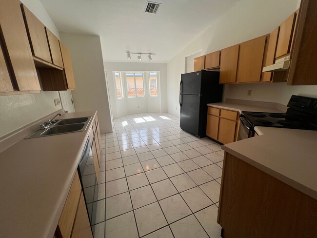 Building Photo - Comfortable & Attractive 3 Bedroom 2 Bath East Side Home Convenient to Everything