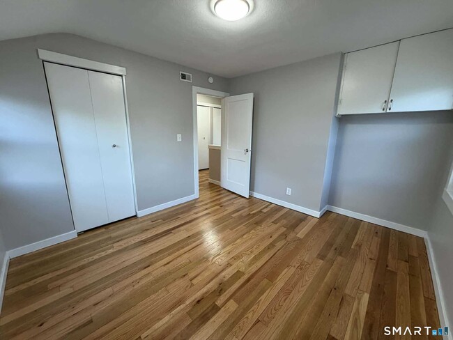 Building Photo - 27 New Hampshire Dr