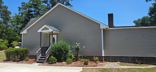 Building Photo - Nice Home with Many Amenities