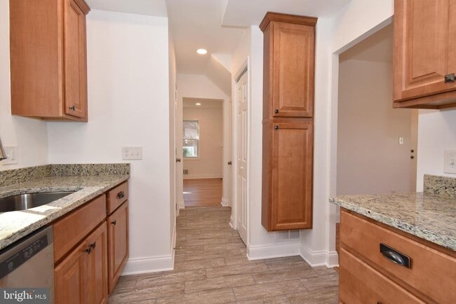 Building Photo - 2302 Dexter Ave