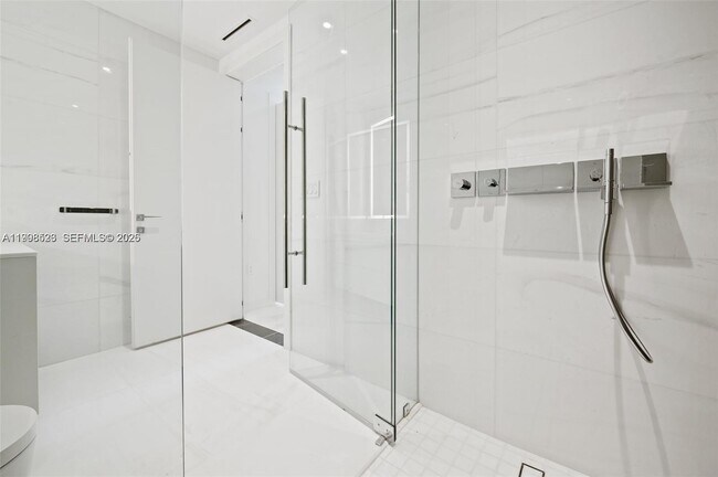 Building Photo - 300 Biscayne Blvd Way