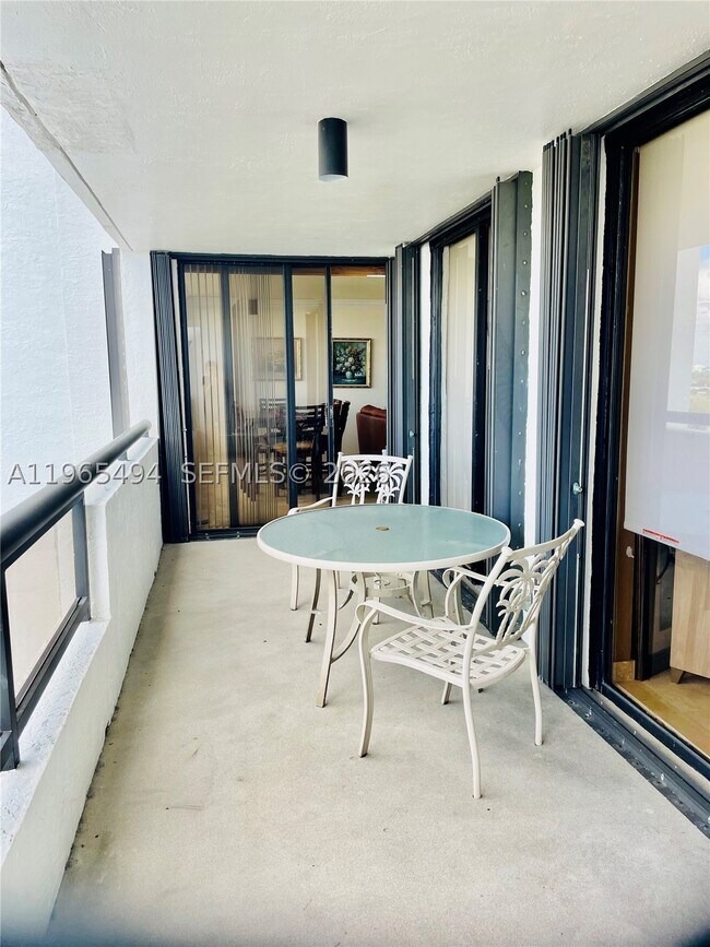 Building Photo - 2555 Collins Ave